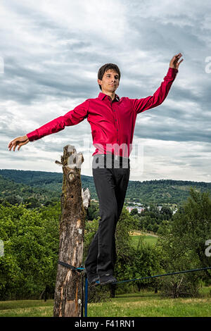 Junger Mann, balancieren auf der Slackline, 20 Jahre Stockfoto