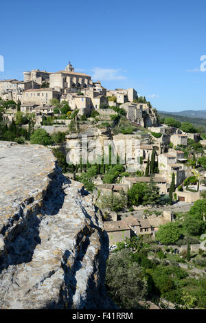 Blick über die thront Hügel Dorf von Gordes im Regionalpark Luberon Vaucluse Provence Frankreich Stockfoto