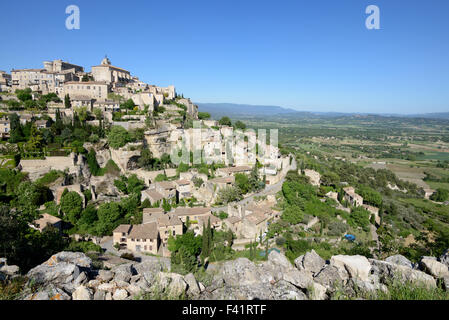 Blick über die thront Hügel Dorf von Gordes im Regionalpark Luberon Vaucluse Provence Frankreich Stockfoto