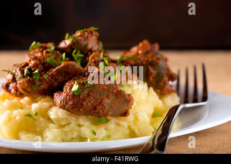 Geflügelleber mit Tomatensauce und Kartoffelpüree Stockfoto
