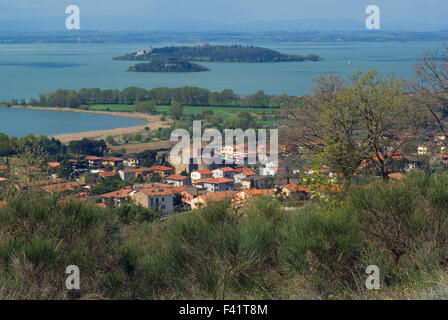 Blick auf den Trasimeno-See mit Isola Maggiore und Isola Minore, in der Nähe von Passignano, Umbrien, Italien Stockfoto