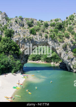 Pont d ' Arc naturale, Kajaks am Fluss Ardéche, Vallon-Pont-d ' Arc, Rhône-Alpes, Frankreich Stockfoto