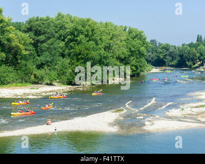 Kajaks am Fluss Ardéche, Vallon-Pont-d ' Arc, Rhône-Alpes, Frankreich Stockfoto