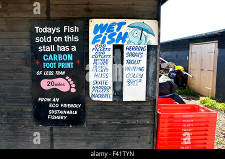 Hastings, East Sussex, England, UK. Frischer Fisch stand am Strand mit einem niedrigen Kohlenstoff-Fußabdruck Stockfoto