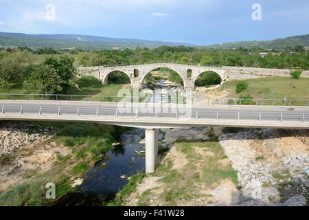 Roman Pont Julien oder Julian Brücke & moderne Brücke über den Fluss Calavon Bonnieux Luberon Provence Frankreich Stockfoto