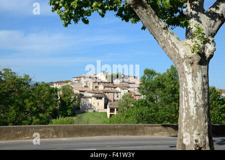 Blick über die thront die mittelalterliche Dorf von Carcès umrahmt von einer Platane im Département Var Provence Frankreich Stockfoto