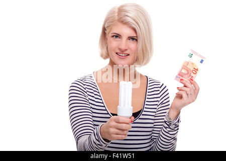 Frau hält eine umweltfreundliche Glühlampe mit einem 10 Euro-Banknote in ein Konzeptbild von Effizienz und Einsparungen durch es eingefädelt Stockfoto