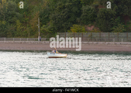 Kleines Fischerboot, die Rückkehr in den Hafen durch die Mündung des Flusses Teign in Teignmouth, Devon, England Stockfoto