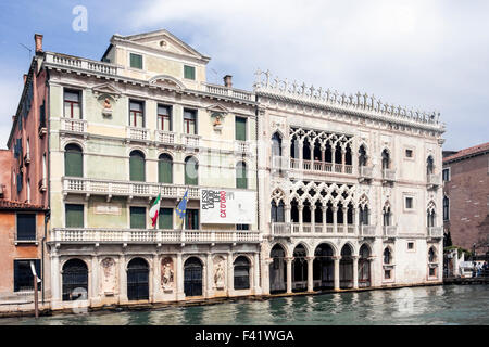 VENEDIG, ITALIEN - 06. MAI 2015: Gebäude entlang des Canale Grande - auf der rechten Seite befindet sich der Palast Ca' d'Oro, in dem sich heute die Gallerie Franchett befindet Stockfoto