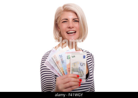 Attraktive lächelnden blonden Frau hält eine Handvoll aufgefächerten Euro-Banknoten in verschiedenen Konfessionen, geneigt Winkel Konzeptbild isoliert auf weiss Stockfoto