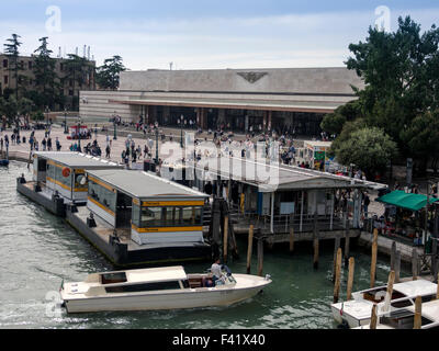 Vom Bahnhof Venedig Santa Lucia mit Ferrovia Vaporetto Wasser Busbahnhof vorne auf den Canal Grande Stockfoto