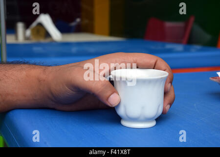 Arabische Mann libanesischer Kaffee trinken Stockfoto