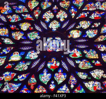 Sainte Chapelle, königliche mittelalterliche gotische Kapelle, 13. Jahrhundert, gotische Rose Buntglasfenster mit farbiger Darstellung der Stockfoto