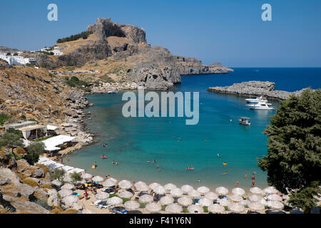 St. Pauls Bay, Akropolis von Lindos hinter Lindos, Rhodos, Doedekanes, Griechenland Stockfoto