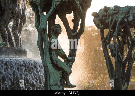Junge sitzt in stilisierten Baum vor Brunnen, Bronze-Relief von Gustav Vigeland, Vigeland Skulpturenpark, Frognerparken Stockfoto