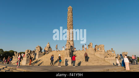 Besucher zwischen Granit-Skulpturen, Terrasse am menschlichen Granit-Monolith von Gustav Vigeland, Vigeland-Skulpturenpark Stockfoto