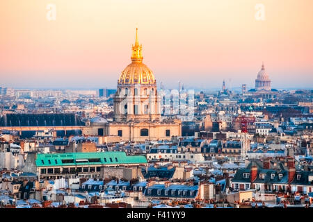 Blick auf Les Invalides und dem Pantheon bei Sonnenuntergang, Paris, Frankreich. Stockfoto