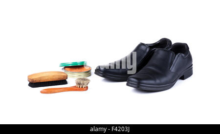 Schwarze Lederschuhe und Polnisch Ausrüstungen auf weißem Hintergrund Stockfoto