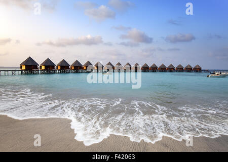 Häuser auf Pfählen am Meer. Malediven. Stockfoto