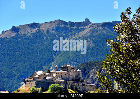 Die Burg Queyras mit exponierten Lage, Französische Alpen, Frankreich Stockfoto