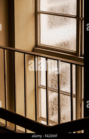 Das alte strukturierte Fenster. Close-up Stockfoto