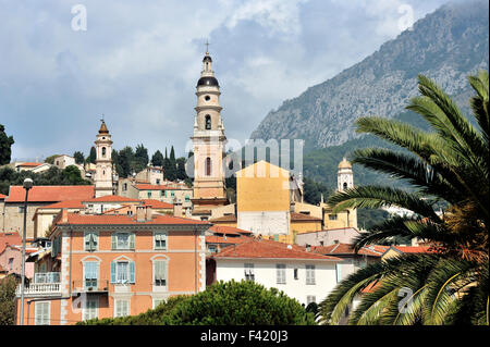 Malerisches Städtchen Menton an der Côte d ' Azur, in der Nähe der italienischen Grenze, Blick von der Küste vor den maritimen Alpen, Frankreich Stockfoto