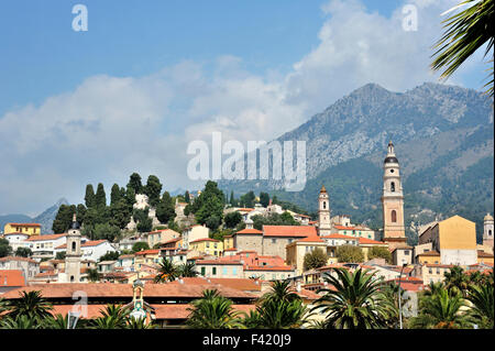 Malerisches Städtchen Menton an der Côte d ' Azur, Grenze zu Italien, Blick auf die Stadt von der Küste vor den maritimen Alpen, Frankreich Stockfoto