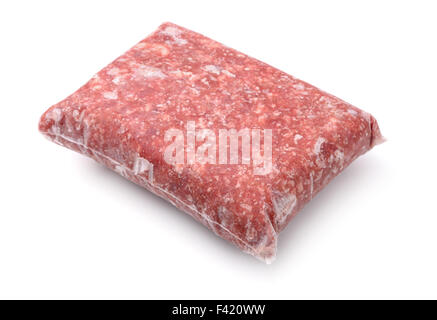 Pack von gefrorenen Hackfleisch isoliert auf weiss Stockfoto