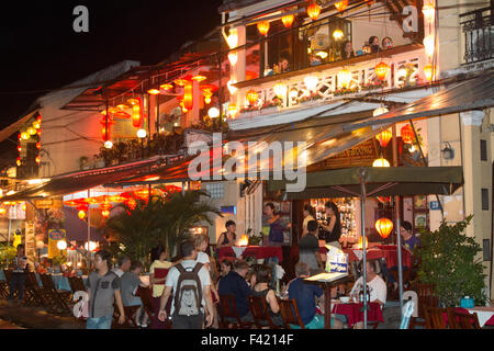 Hoi An, UNESCO Weltkulturerbe-Stadt in Zentral-Vietnam, ist am Abend, Vietnam mit Laternen und Kerzen beleuchtet. Stockfoto