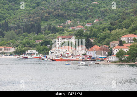 Kleinen Hafen voller Fähren in Montenegro, in der Nähe von Kotor Stockfoto
