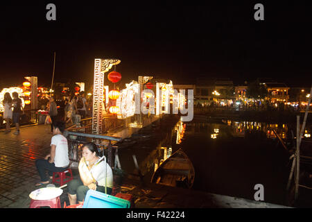 Hoi An, UNESCO Weltkulturerbe-Stadt in Zentral-Vietnam, ist am Abend, Vietnam mit Laternen und Kerzen beleuchtet. Stockfoto