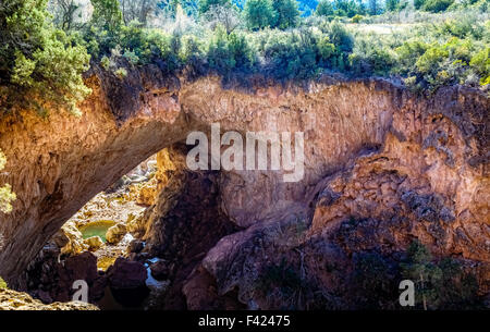 Naturbrücke im Tonto Brücke State Park in Arizona Stockfoto