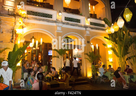 Hoi An, UNESCO Weltkulturerbe-Stadt in Zentral-Vietnam, ist am Abend, Vietnam mit Laternen und Kerzen beleuchtet. Stockfoto