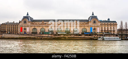 Musée d ' Orsay, Blick vom rechten Ufer der Seine. Paris. Stockfoto
