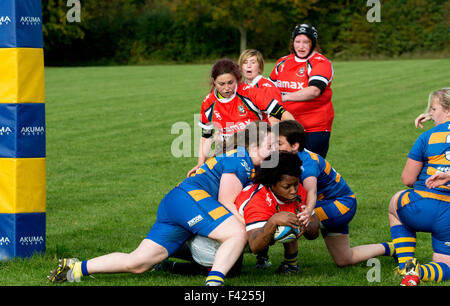 Spieler mit einem Versuch in der Frauen Rugby Union Club Niveau, Leamington Spa UK Stockfoto