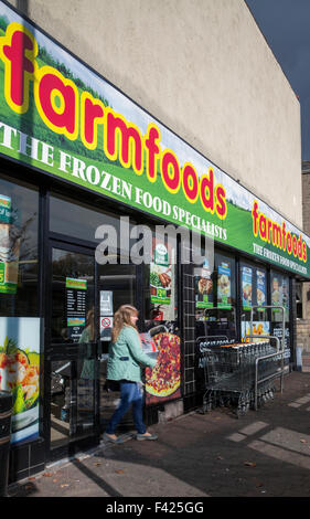 Farmfoods, Tiefkühlkost Spezialisten; die Geschäfte und Straßen von Colne in Lancashire, Großbritannien Stockfoto