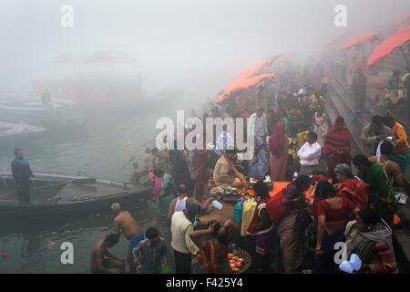 Morgen Baden und Rituale auf den Ganges in Varanasi, Indien auf Maha Shivaratri Festivaltag. Stockfoto