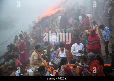 Morgen Baden und Rituale auf den Ganges in Varanasi, Indien auf Maha Shivaratri Festivaltag. Stockfoto