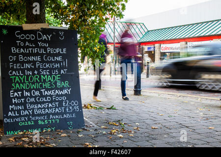 Die Geschäfte und Straßen, Speisekarten und Cafés & Sandwich-Bar in Colne, Lancashire, Großbritannien Stockfoto