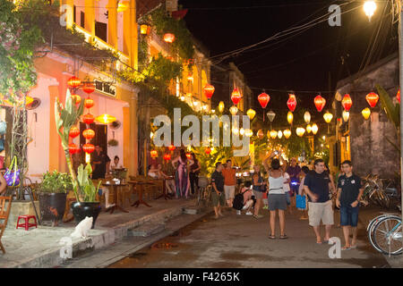 Hoi An, UNESCO Weltkulturerbe-Stadt in Zentral-Vietnam, ist am Abend, Vietnam mit Laternen und Kerzen beleuchtet. Stockfoto