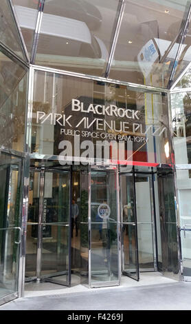 New York, USA. 13. Oktober 2015. Der Eingang zum Hauptquartier der Investment Management Corporation BlackRock an der Park Avenue in Midtown Manhattan in New York, USA, 13. Oktober 2015. BlackRock verwaltet rund 4,7 Milliarden US-Dollar. Foto: HANNES BREUSTEDT/Dpa/Alamy Live News Stockfoto