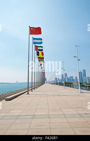 Eine Reihe von Fahnen mit chinesische Flagge führenden andere Nation. Aufstieg Chinas. Qingdao Stockfoto