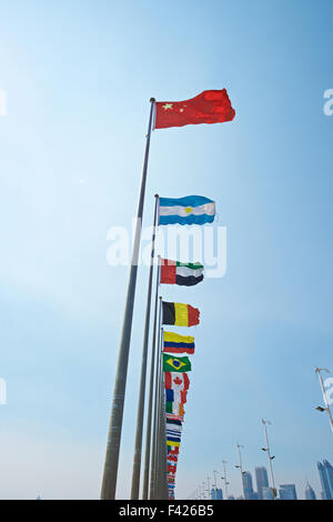 Eine Reihe von Fahnen mit chinesische Flagge führenden andere Nation. Aufstieg Chinas Stockfoto