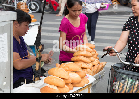 Die vietnamesische Dame verkauft frisches französisches Brot an einer Straßenecke in der Altstadt von Hanoi, der Hauptstadt Vietnams, Asien Stockfoto