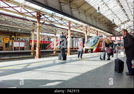 Der Zug Virgin Pendolino fährt auf dem Weg nach Süden in den Bahnhof Crewe ein Richtung London Stockfoto