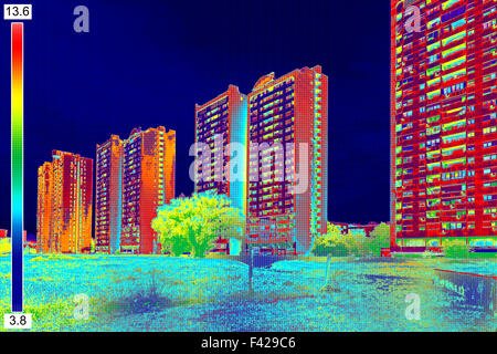 Infrarot-Thermografie-Bild zeigt mangelnde Wärmedämmung auf Wohnhaus Stockfoto