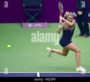 Tianjin, China. 14. Oktober 2015. Timea Babos Ungarns gibt den Ball während der zweiten Vorrundenspiel gegen Alison Riske der Vereinigten Staaten an der Tianjin Open Tennisturnier in Tianjin, China, 14. Oktober 2015 zurück. Bildnachweis: Yue Yuewei/Xinhua/Alamy Live-Nachrichten Stockfoto