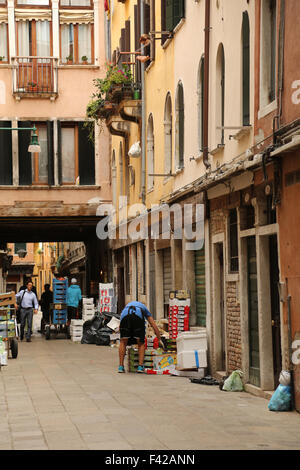 Arbeiter am frühen Morgen liefern, Café und Restaurants in Venedig Italien, September 2015 Stockfoto