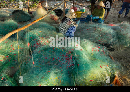 Flicken der Netze, Fischerdorf Mũi Né, Bình Thuận Provinz, Vietnam Stockfoto