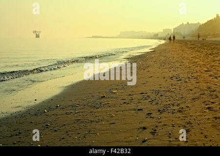 Marbella Beach bei Sonnenuntergang. Costa del Sol Malaga Andalusien. Spanien Stockfoto